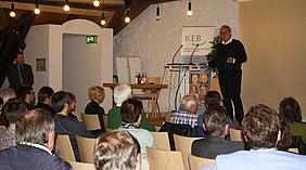 Peter Jackwerth stand dem interessierten Publikum Rede und Antwort- (Foto: Raymund Fobes)